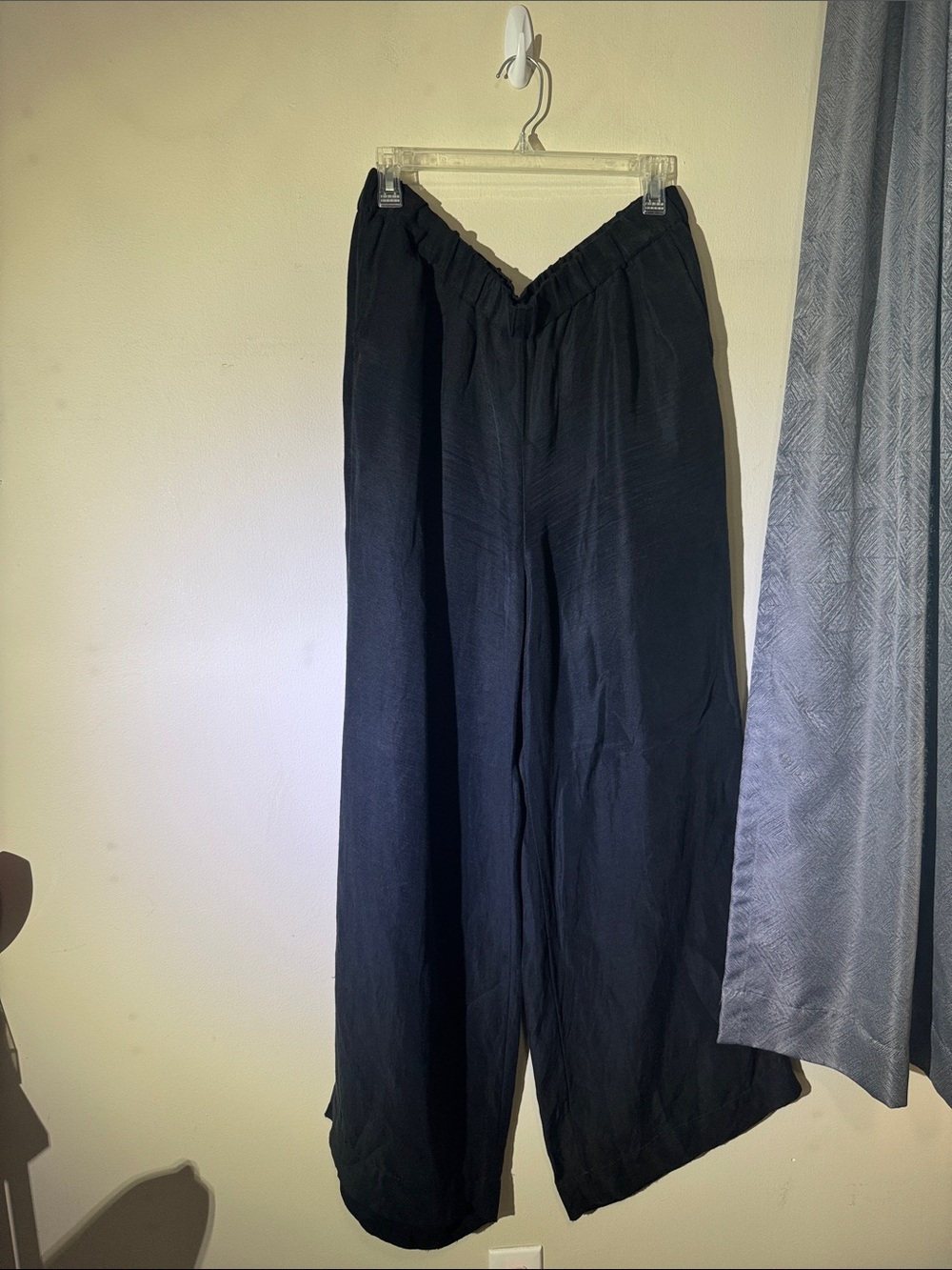 Black Wide-Leg Pants - Classic Everyday Style